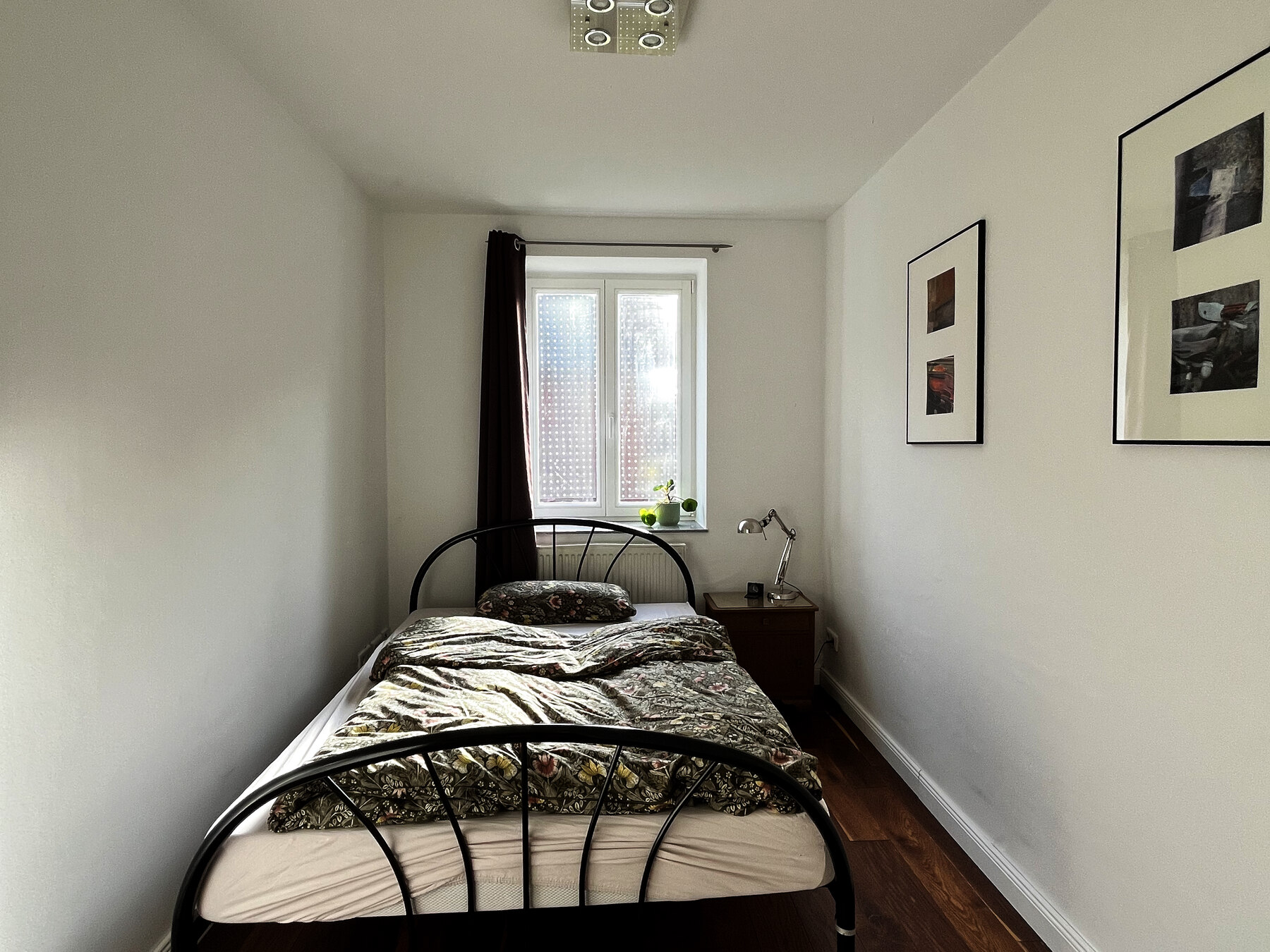 Schlafzimmer mit Queen-Bett